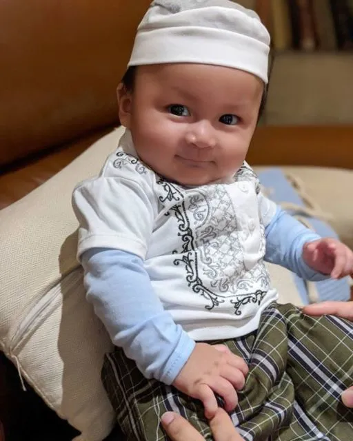 10 Anak Artis yang Dipotret Saat Memakai Baju Koko ini Emang Bikin Gemas. Siap Sambut Lebaran~ 12