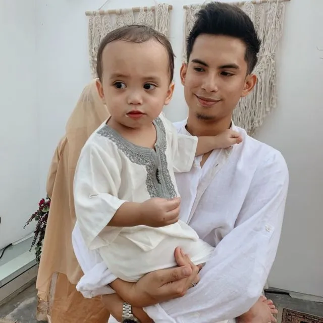 10 Anak Artis yang Dipotret Saat Memakai Baju Koko ini Emang Bikin Gemas. Siap Sambut Lebaran~ 11