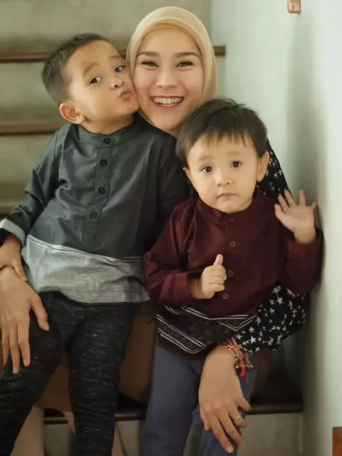 10 Anak Artis yang Dipotret Saat Memakai Baju Koko ini Emang Bikin Gemas. Siap Sambut Lebaran~ 17