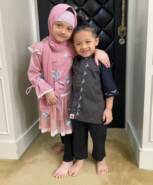 10 Anak Artis yang Dipotret Saat Memakai Baju Koko ini Emang Bikin Gemas. Siap Sambut Lebaran~ 13