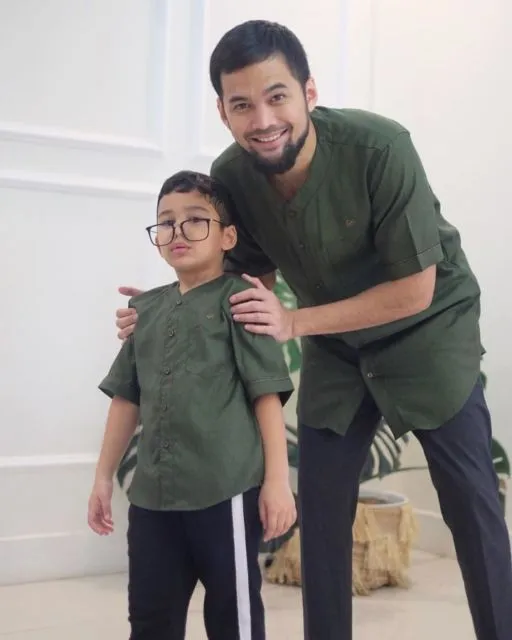 10 Anak Artis yang Dipotret Saat Memakai Baju Koko ini Emang Bikin Gemas. Siap Sambut Lebaran~ 18