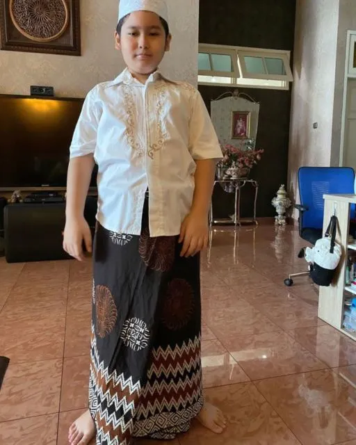 10 Anak Artis yang Dipotret Saat Memakai Baju Koko ini Emang Bikin Gemas. Siap Sambut Lebaran~ 19