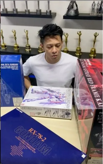 Rela Rogoh Kocek Lebih Dalam, 10 Artis ini Punya Hobi Mahal: Koleksi Action Figure! 16