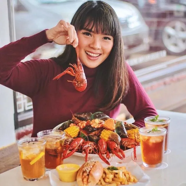 10 Food Vlogger Cewek di Indonesia yang Hobi Makan Banyak tapi Tetap Langsing. Bikin Iri! 12