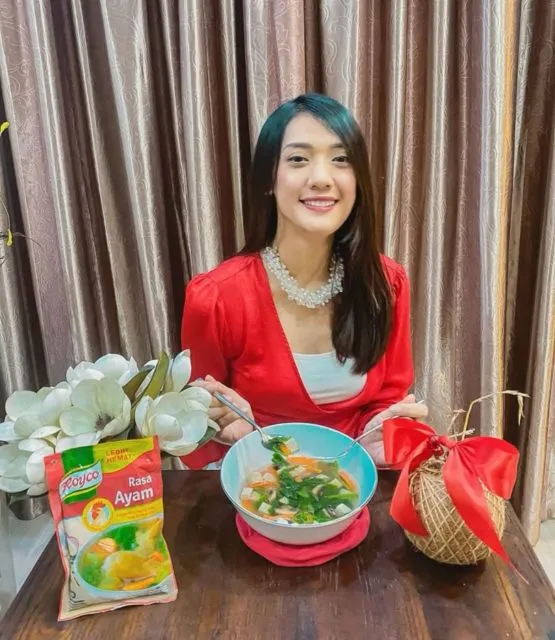 10 Food Vlogger Cewek di Indonesia yang Hobi Makan Banyak tapi Tetap Langsing. Bikin Iri! 15