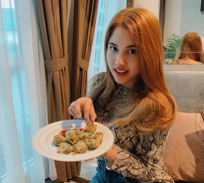 10 Food Vlogger Cewek di Indonesia yang Hobi Makan Banyak tapi Tetap Langsing. Bikin Iri! 17