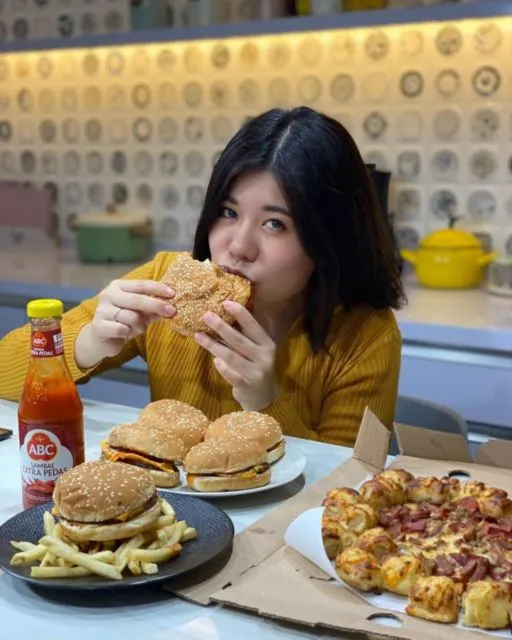 10 Food Vlogger Cewek di Indonesia yang Hobi Makan Banyak tapi Tetap Langsing. Bikin Iri! 18
