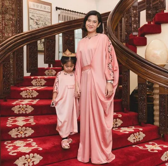 10 Gaya Menawan Para Artis dalam Balutan Kaftan Longgar. Bisa Ditiru Biar Elegan!! 16