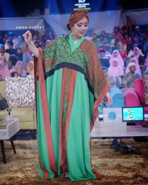 10 Gaya Menawan Para Artis dalam Balutan Kaftan Longgar. Bisa Ditiru Biar Elegan!! 15