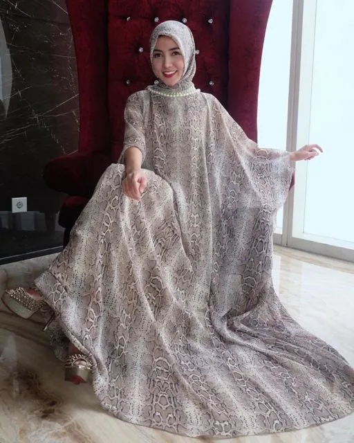 10 Gaya Menawan Para Artis dalam Balutan Kaftan Longgar. Bisa Ditiru Biar Elegan!! 19