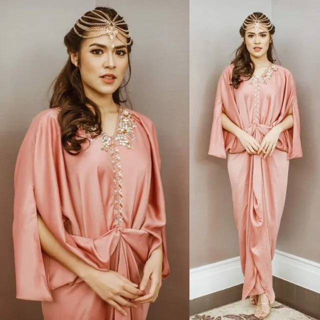 10 Gaya Menawan Para Artis dalam Balutan Kaftan Longgar. Bisa Ditiru Biar Elegan!! 13