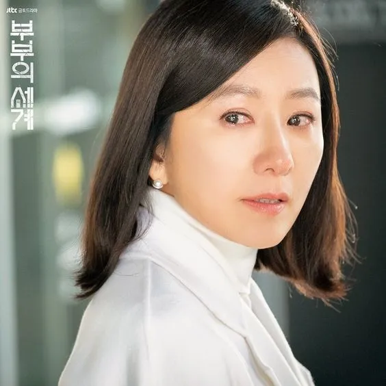 Menilai Gaya Kim Hee-ae dari Atas Sampai Bawah; Umur 54 Tahun Masih Kayak ABG! 6