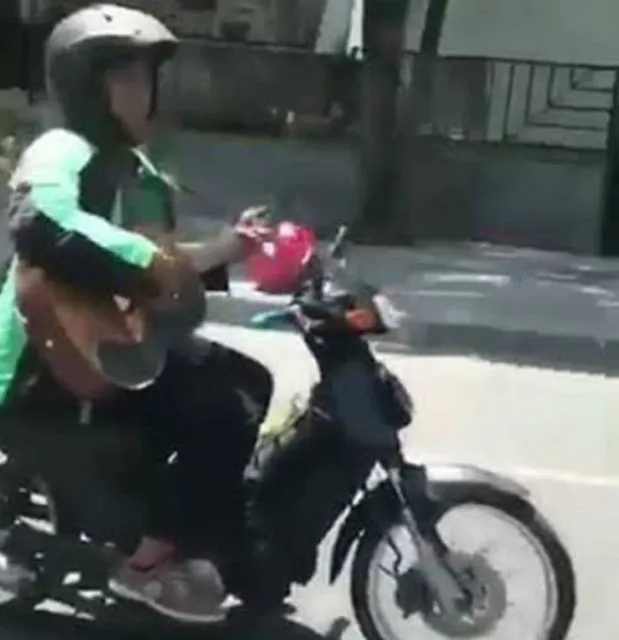 Viral Video Cowok Berseragam Pamer Senjata, Warganet: Percuma Gagah Kalau Nggak Bisa Kayak Gini~ 17