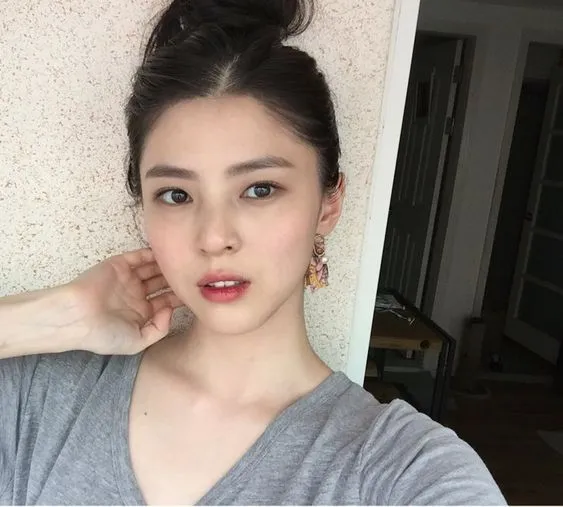 Beda dengan Karakternya dalam Drama, Ini Gaya Kalem dan Lucu Han So-hee yang Sebenarnya! 11