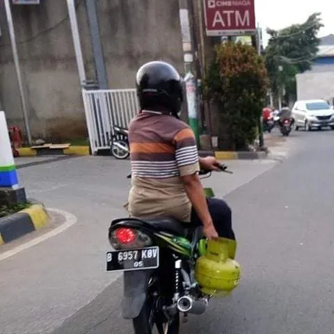 Viral Video Cowok Berseragam Pamer Senjata, Warganet: Percuma Gagah Kalau Nggak Bisa Kayak Gini~ 16