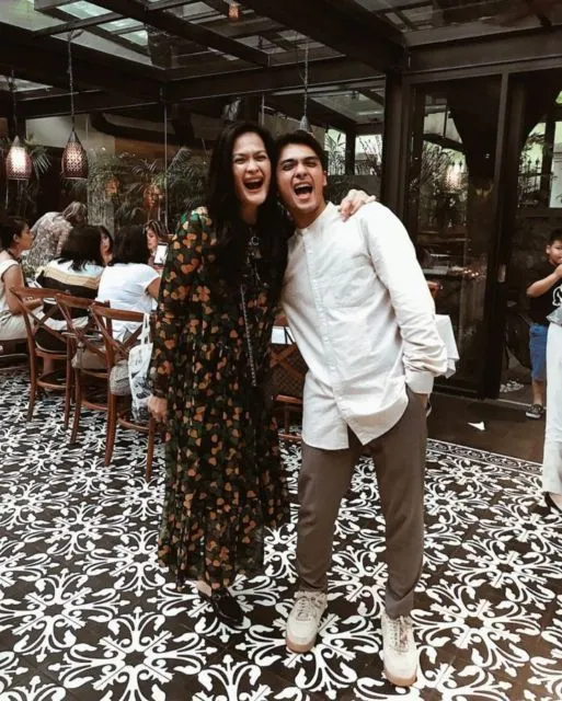 11 Artis Cowok yang Dekat Banget dengan Ibunya. Tetap Pamer Kemanjaan Meski Udah Dewasa 16