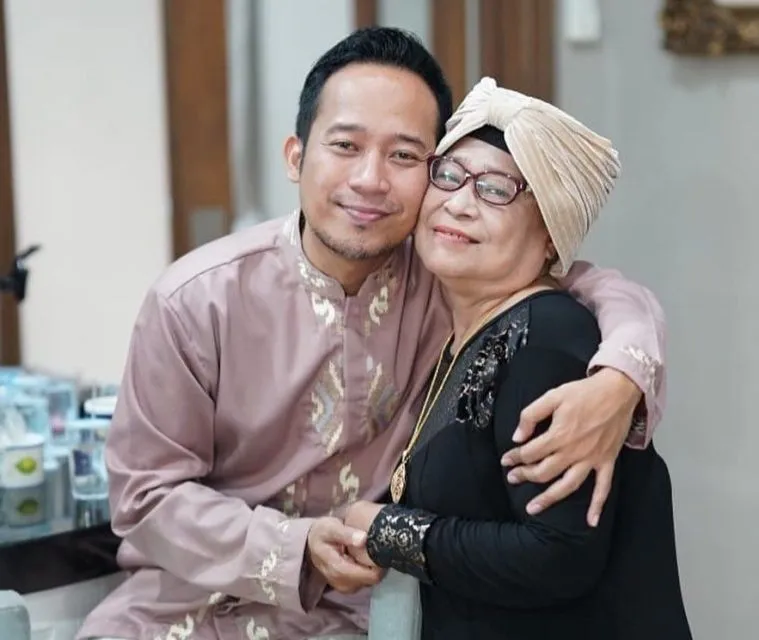 11 Artis Cowok yang Dekat Banget dengan Ibunya. Tetap Pamer Kemanjaan Meski Udah Dewasa 18
