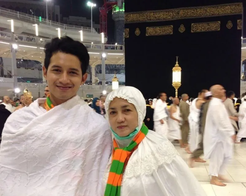 11 Artis Cowok yang Dekat Banget dengan Ibunya. Tetap Pamer Kemanjaan Meski Udah Dewasa 19