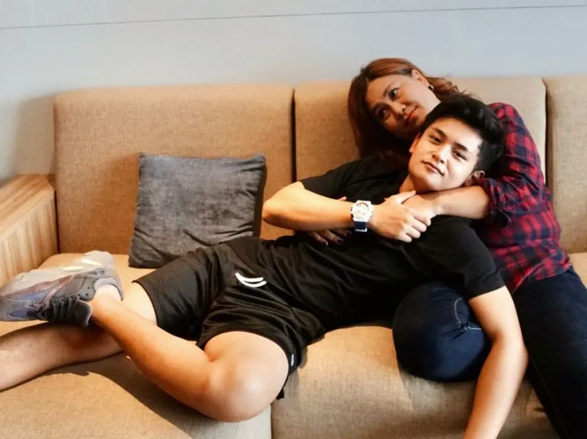 11 Artis Cowok yang Dekat Banget dengan Ibunya. Tetap Pamer Kemanjaan Meski Udah Dewasa 14