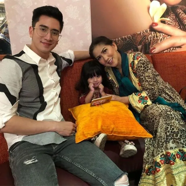 11 Artis Cowok yang Dekat Banget dengan Ibunya. Tetap Pamer Kemanjaan Meski Udah Dewasa 20