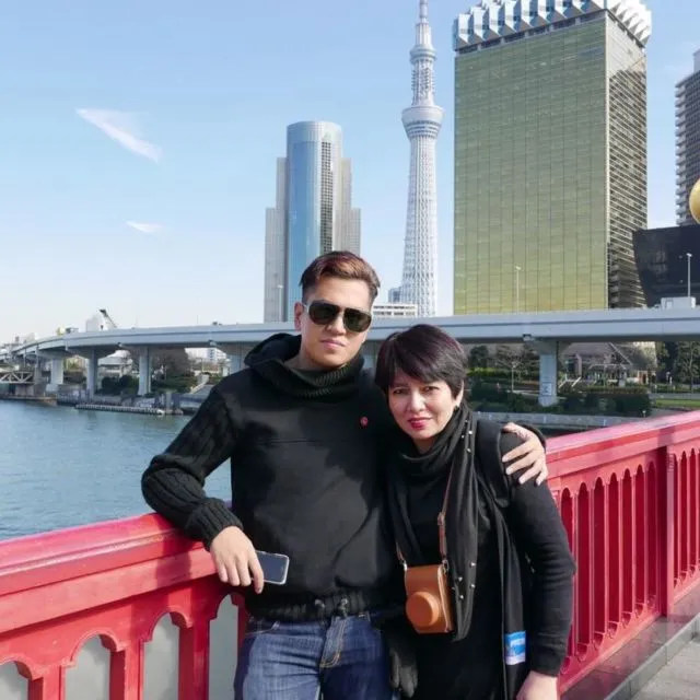 11 Artis Cowok yang Dekat Banget dengan Ibunya. Tetap Pamer Kemanjaan Meski Udah Dewasa 21