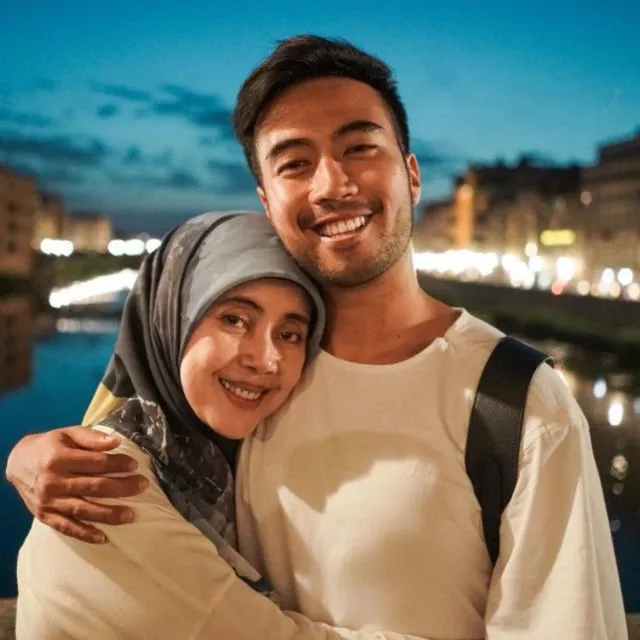 11 Artis Cowok yang Dekat Banget dengan Ibunya. Tetap Pamer Kemanjaan Meski Udah Dewasa 15