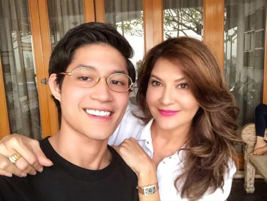 11 Artis Cowok yang Dekat Banget dengan Ibunya. Tetap Pamer Kemanjaan Meski Udah Dewasa 12