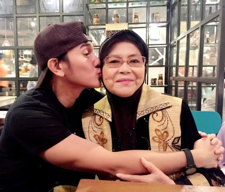 11 Artis Cowok yang Dekat Banget dengan Ibunya. Tetap Pamer Kemanjaan Meski Udah Dewasa 22