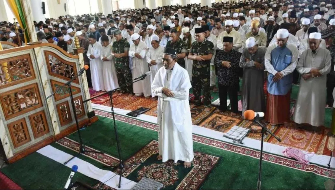 6 Macam Sifat Orang Dilihat dari Kebiasaannya Saat Salat Jamaah. Kamu Masuk yang Mana nih? 8