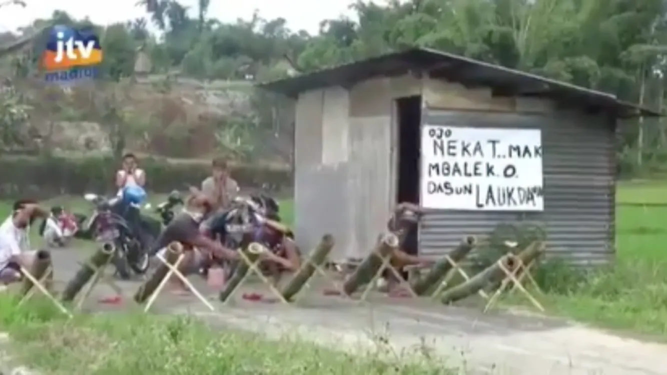 Unik, Warga Dusun Mengusir Pendatang dengan Meriam Bambu. Kaya Mau Perang Aja Nih 2