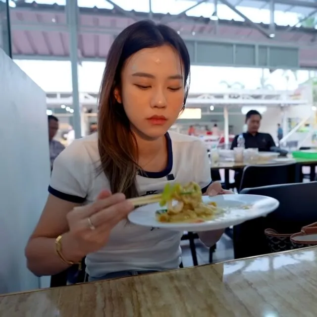 10 Food Vlogger Cewek di Indonesia yang Hobi Makan Banyak tapi Tetap Langsing. Bikin Iri! 20