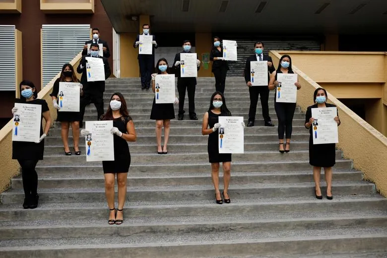 13 Potret Pelajar Dunia Rayakan Kelulusan di Tengah Pandemi. Tetap Berkesan dan Penuh Memori 21