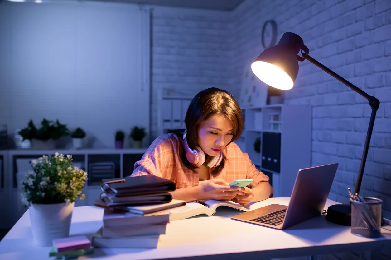 5 Tips Biar Kamu Nggak Jenuh dan Stres karena Harus Study From Home. Kangen Sekolah Sih, Tapi Sabar Dulu Ya! 6