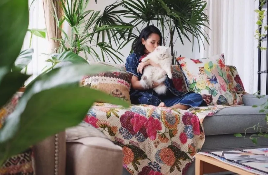 10 Artis yang Ternyata Bucing alias Budak Kucing. Sayang Banget sama Peliharaan Mereka yang Satu ini 20