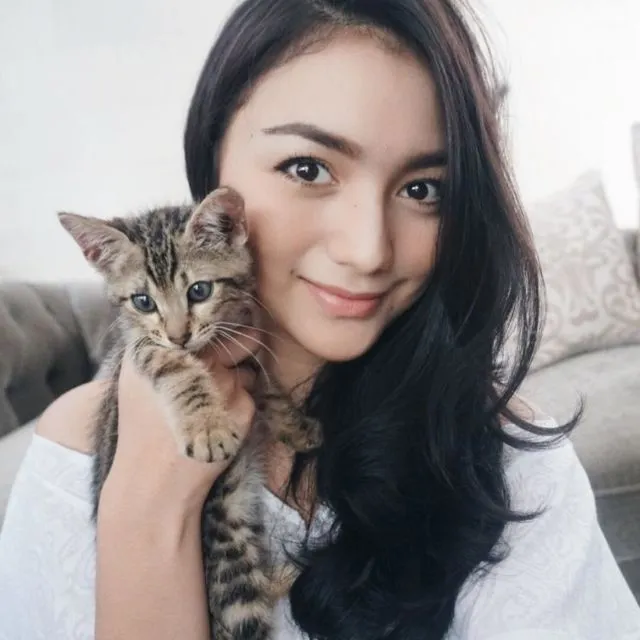 10 Artis yang Ternyata Bucing alias Budak Kucing. Sayang Banget sama Peliharaan Mereka yang Satu ini 15