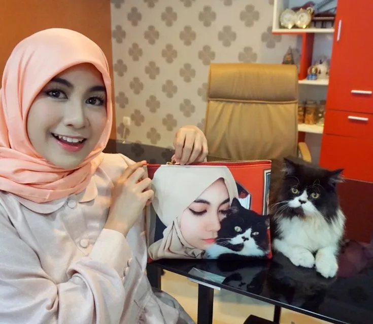 10 Artis yang Ternyata Bucing alias Budak Kucing. Sayang Banget sama Peliharaan Mereka yang Satu ini 14