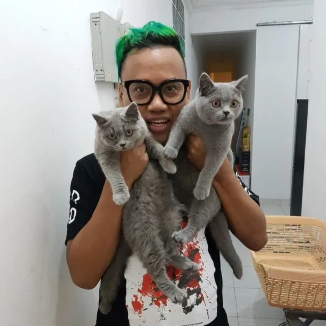 10 Artis yang Ternyata Bucing alias Budak Kucing. Sayang Banget sama Peliharaan Mereka yang Satu ini 16