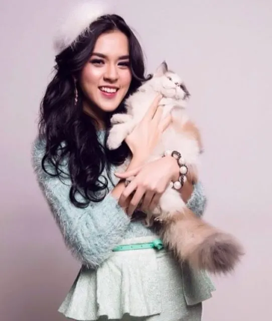 10 Artis yang Ternyata Bucing alias Budak Kucing. Sayang Banget sama Peliharaan Mereka yang Satu ini 17