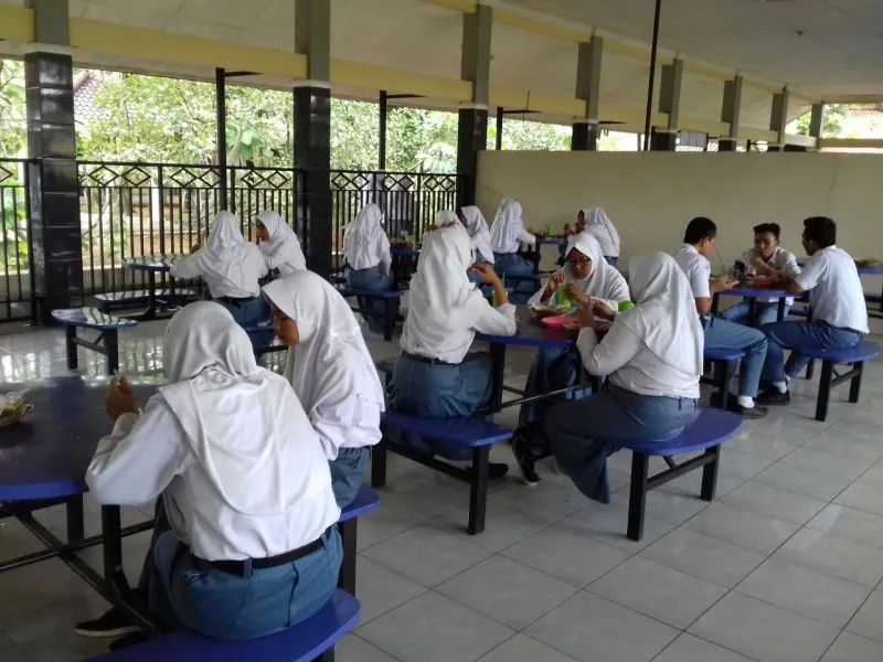 5 Alasan Cewek Zaman Sekolah Kalau ke Kamar Kecil Selalu Berdua. Pamitnya Sebentar, Baliknya Lama 7