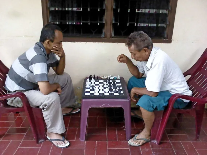 Meski Kadang Terlihat Kaku, Inilah Skill Bergaul Ala Bapak-Bapak yang Berguna Banget. Bisa Ditiru~ 5