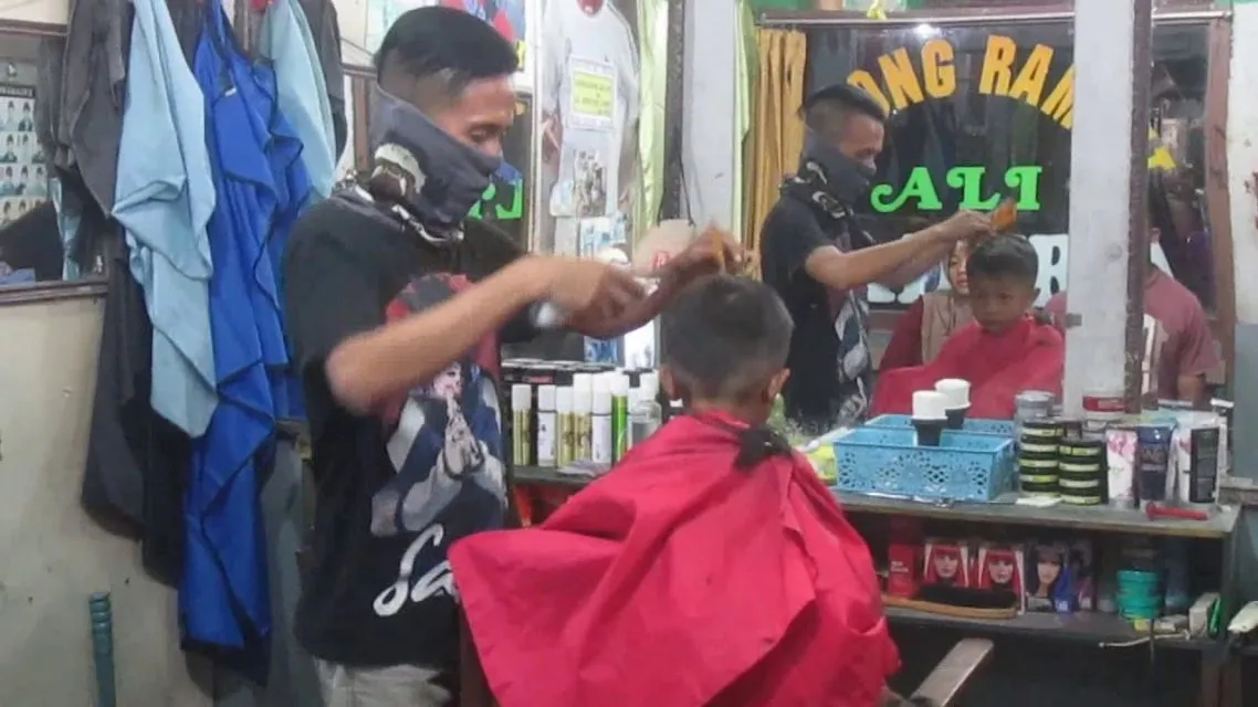 Nostalgia Tempat Cukur Zaman Dulu. Era Kejayaan Potong Rambut Sebelum Tren Barber Shop 9