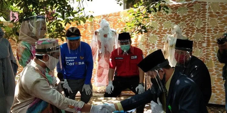 Uniknya Pernikahan Eco-friendly di Masa Pandemi; Maharnya APD dan Tetap Bisa Nikah 'di Luar KUA'! 5