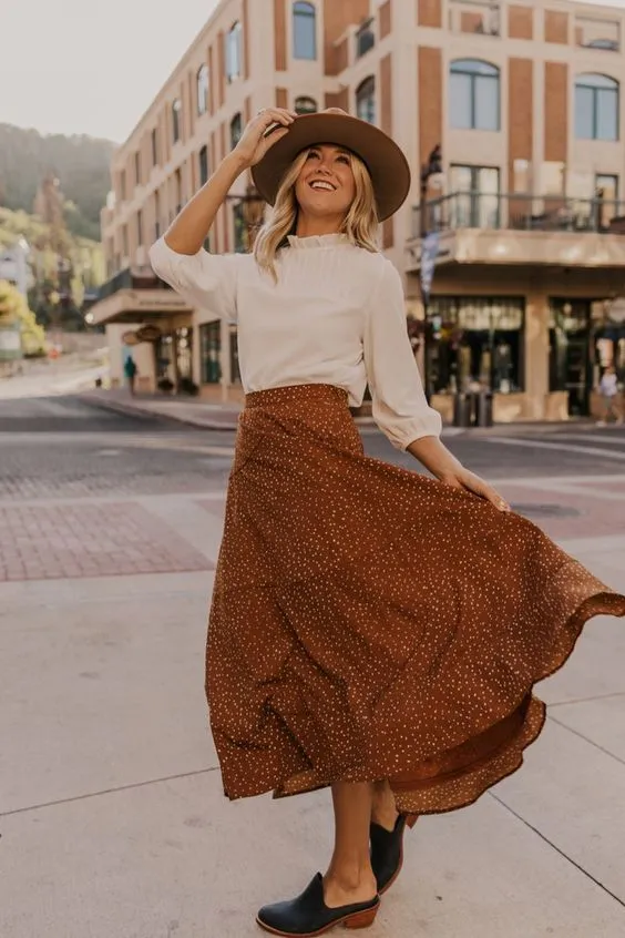 Nggak Banyak yang Tahu, Ini 10 Cara Tampil Feminin nan Sopan dengan Midi Skirt! 12