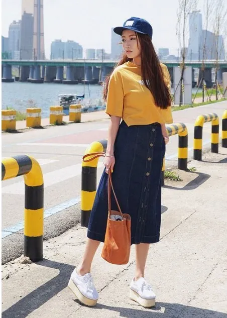 Nggak Banyak yang Tahu, Ini 10 Cara Tampil Feminin nan Sopan dengan Midi Skirt! 11