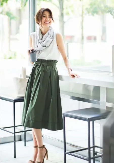 Nggak Banyak yang Tahu, Ini 10 Cara Tampil Feminin nan Sopan dengan Midi Skirt! 15