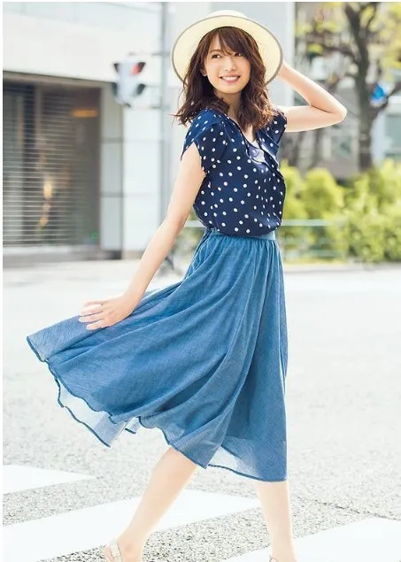 Nggak Banyak yang Tahu, Ini 10 Cara Tampil Feminin nan Sopan dengan Midi Skirt! 16