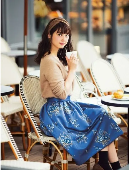 Nggak Banyak yang Tahu, Ini 10 Cara Tampil Feminin nan Sopan dengan Midi Skirt! 17