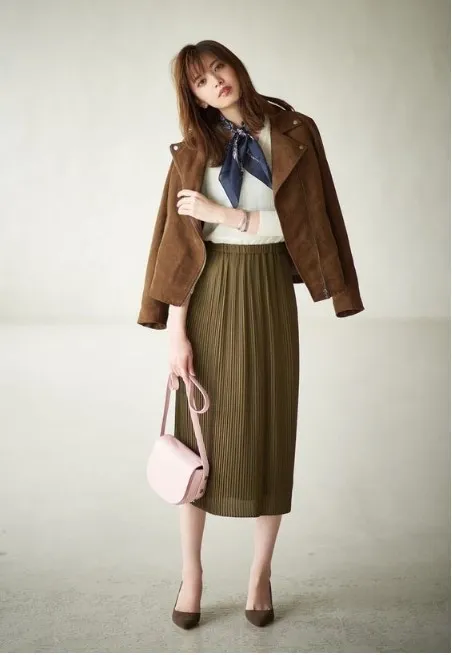 Nggak Banyak yang Tahu, Ini 10 Cara Tampil Feminin nan Sopan dengan Midi Skirt! 18