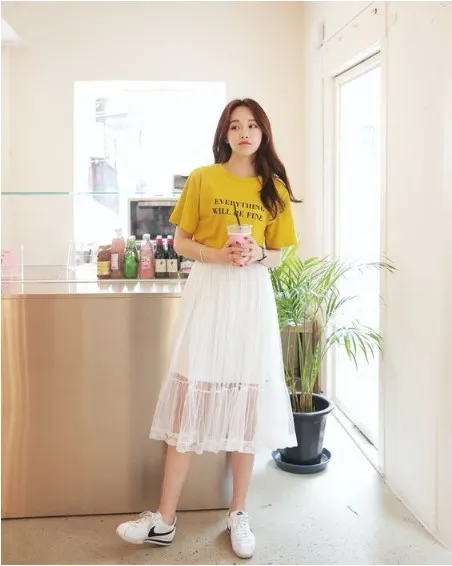 Nggak Banyak yang Tahu, Ini 10 Cara Tampil Feminin nan Sopan dengan Midi Skirt! 19