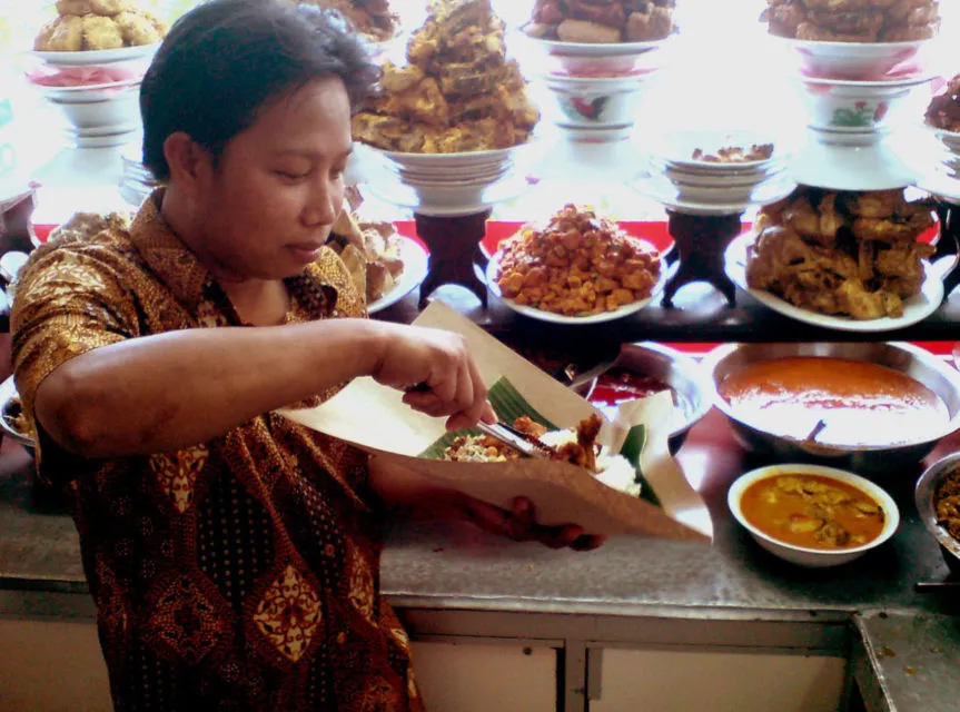 4 Alasan ini Bantu Jelaskan Kenapa Porsi Nasi Padang Lebih Banyak Kalau Dibungkus. Oh, Jadi Gitchu 7